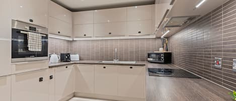 Frigorifero, microonde, forno, piano cottura