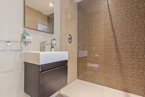 Hair dryer, towels - Modern Luxe Living in Lincoln - Flat 6 (Lincoln)