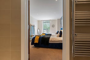 2 habitaciones, tabla de planchar con plancha, wifi y ropa de cama