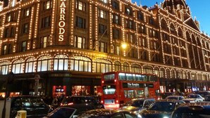 Suuri, koristeellinen rakennus, jonka julkisivussa näkyy selvästi nimi ”HARRODS”.