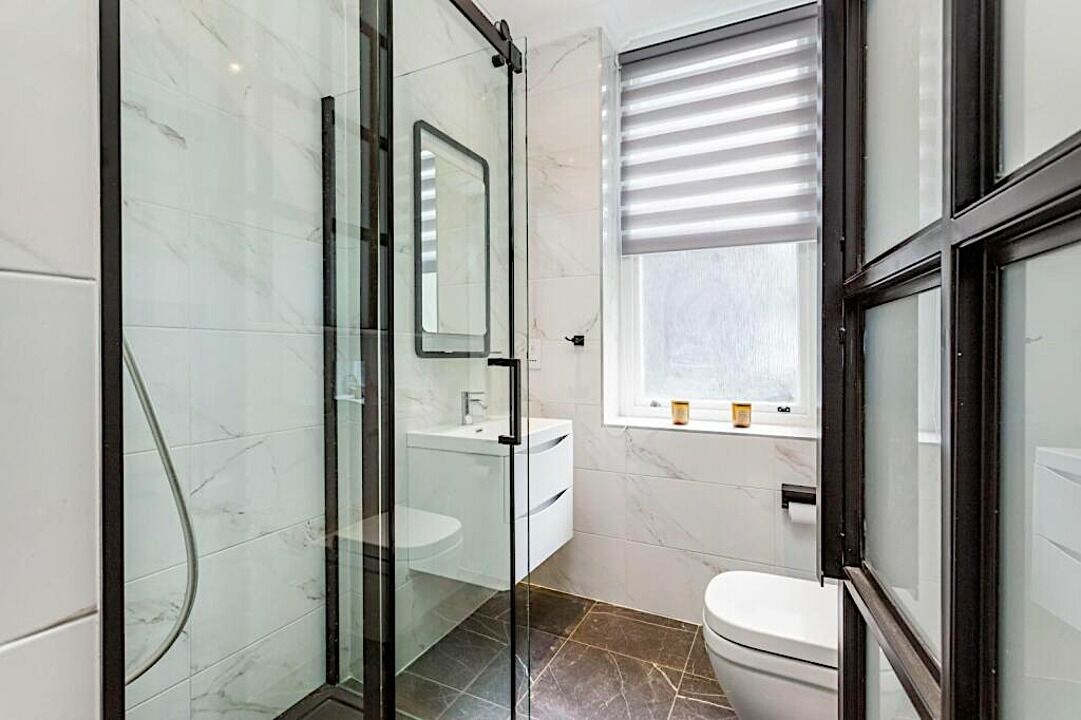 Ducha, bañera de hidromasaje, secador de pelo, bidet