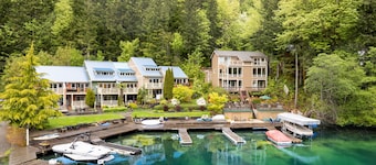 Lake Sutherland Retreat | Lakefront townhouse with dock, 2 kayaks, grill, W/D