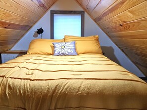 2 bedrooms, iron/ironing board, WiFi, bed sheets - Holly Nest: Cozy Cabin Getaway near Gatlinburg (Cosby)