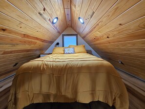 2 bedrooms, iron/ironing board, WiFi, bed sheets - Holly Nest: Cozy Cabin Getaway near Gatlinburg (Cosby)