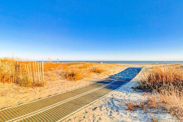 Beach nearby - Dunes Villas D2 | Villa in Hilton Head with pool, beach access, patio, & W/D (Hilton Head)