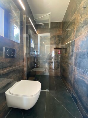 Dusche, Haartrockner, Handtücher, Seife