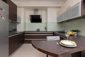 Oven, stovetop, dishwasher, cookware/dishes/utensils