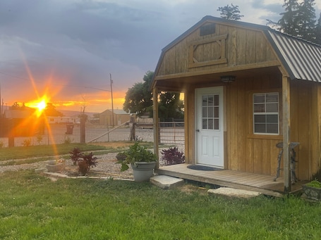 外観の詳細. Cozy cabin with 1 bedroom and WiFi, AC in pleasant Oakley