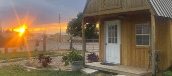 Cozy cabin with 1 bedroom and WiFi, AC in pleasant Oakley