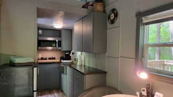 Geladeira, micro-ondas, cooktop, cafeteira/chaleira