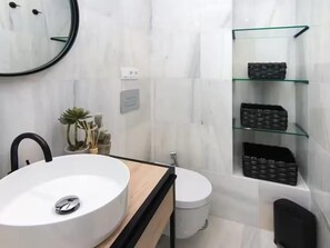Shower, hair dryer, towels - Riad Alhambra 2 Apartment (granada)