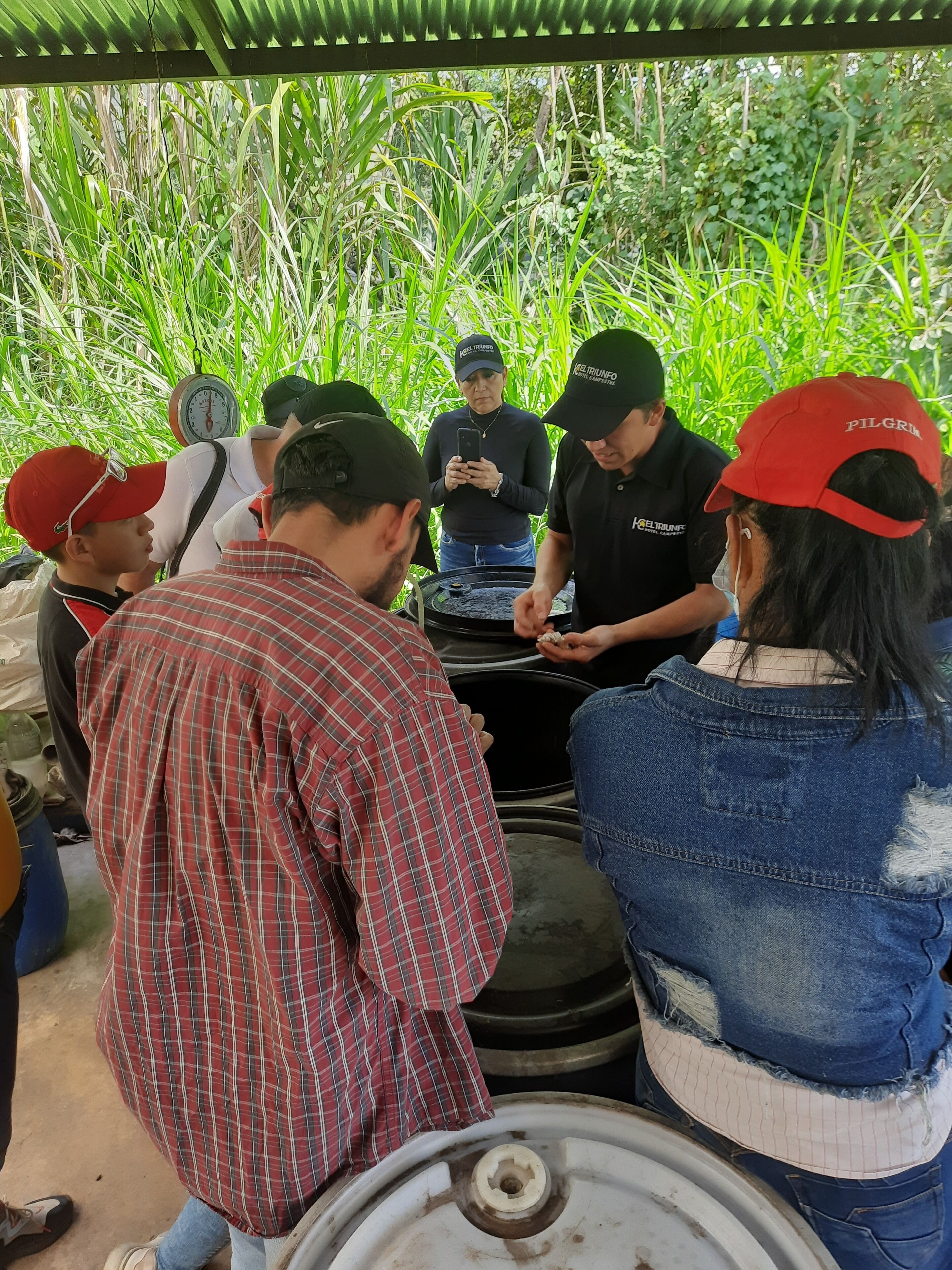 Un grupo de personas reunidas alrededor de una máquina industrial grande, posiblemente para una demostración o inspección.