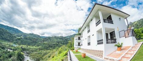Vista frontal de la propiedad
