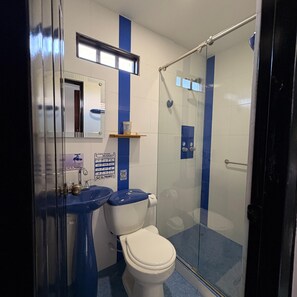 Een douche, een regendouche, gratis toiletartikelen, handdoeken