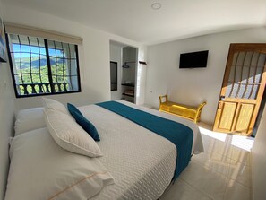 高級雙人房 | 羽絨被、免費 Wi-Fi、床單