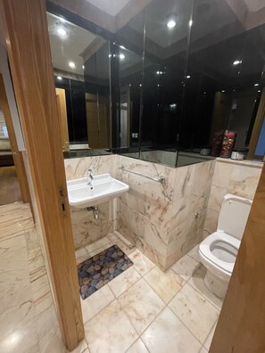 Douche, sĂšche-cheveux, bidet, serviettes fournies