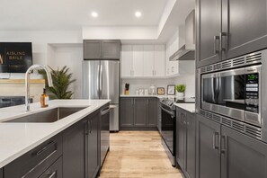 冰箱、微波炉、烤箱、炉灶