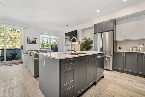 The Silver Fox | Private Hot Tub | Walk to Beach