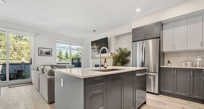 The Silver Fox | Private Hot Tub | Walk to Beach
