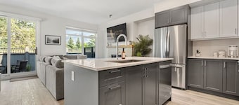 The Silver Fox | Private Hot Tub | Walk to Beach