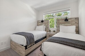 3 slaapkamers, een bureau, een strijkplank/strijkijzer, wifi