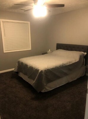 3 habitaciones, tabla de planchar con plancha, wifi y ropa de cama 