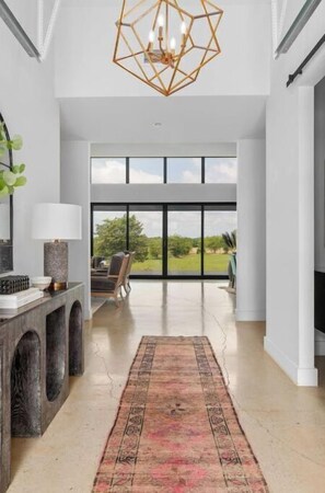 المنشأة من الداخل