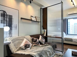 1 habitación, caja de seguridad en la habitación y escritorio 