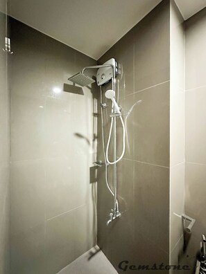 Regadera, bidet, toallas, jabón 