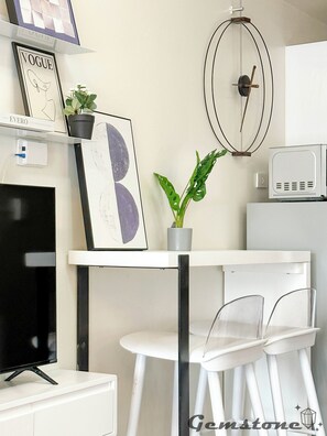 Interior - High Speed Net, Good for 4, Modern 1BR in Air Residences in Makati CBD (Makati)