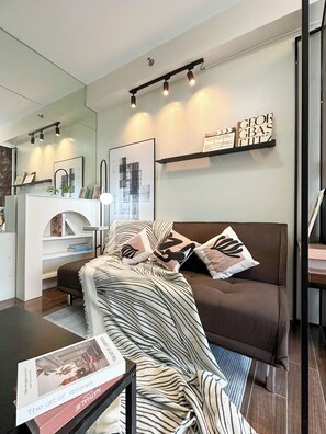 Interior - High Speed Net, Good for 4, Modern 1BR in Air Residences in Makati CBD (Makati)