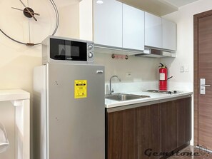 Fridge, microwave, stovetop, electric kettle - High Speed Net, Good for 4, Modern 1BR in Air Residences in Makati CBD (Makati)