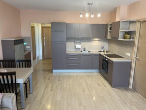 Departamento, 1 cama King size y sofá cama | Cocina privada | Refrigerador, microondas, horno y parrilla de estufa