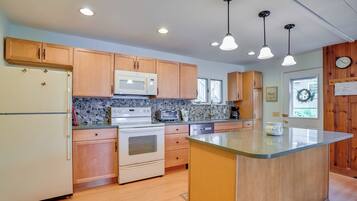 Fridge, microwave, stovetop, dishwasher