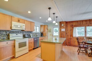 Fridge, microwave, stovetop, dishwasher