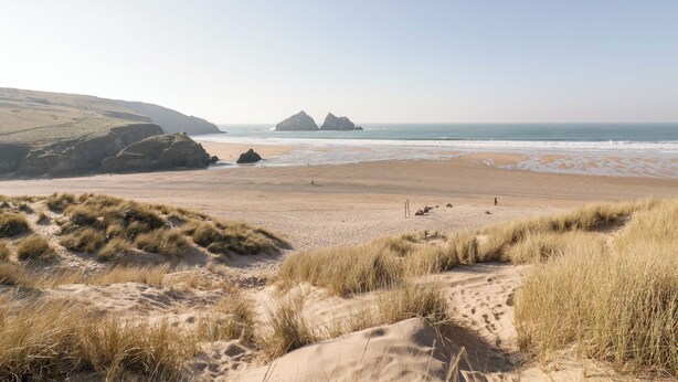 A beach with dunes and a clear view of the ocean. - Chynoweth House (Newquay)