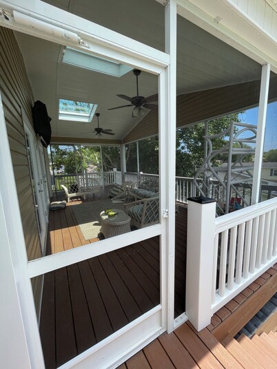 Surfside Beach. 7 BR 4 BA beach house in Oceanside Village gated community. 