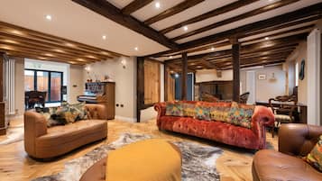 Smart TV, chimenea y libros