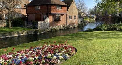 Crippens, English Apple Pie , Historic, Wood Fire,Parking, EV, Center