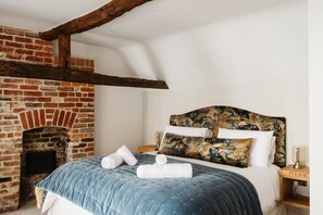 3 bedrooms, desk, iron/ironing board, travel cot - Crippens, Truly Scrumptious, Historic, Wood Fire,Parking, EV, Extremely Central (Canterbury)