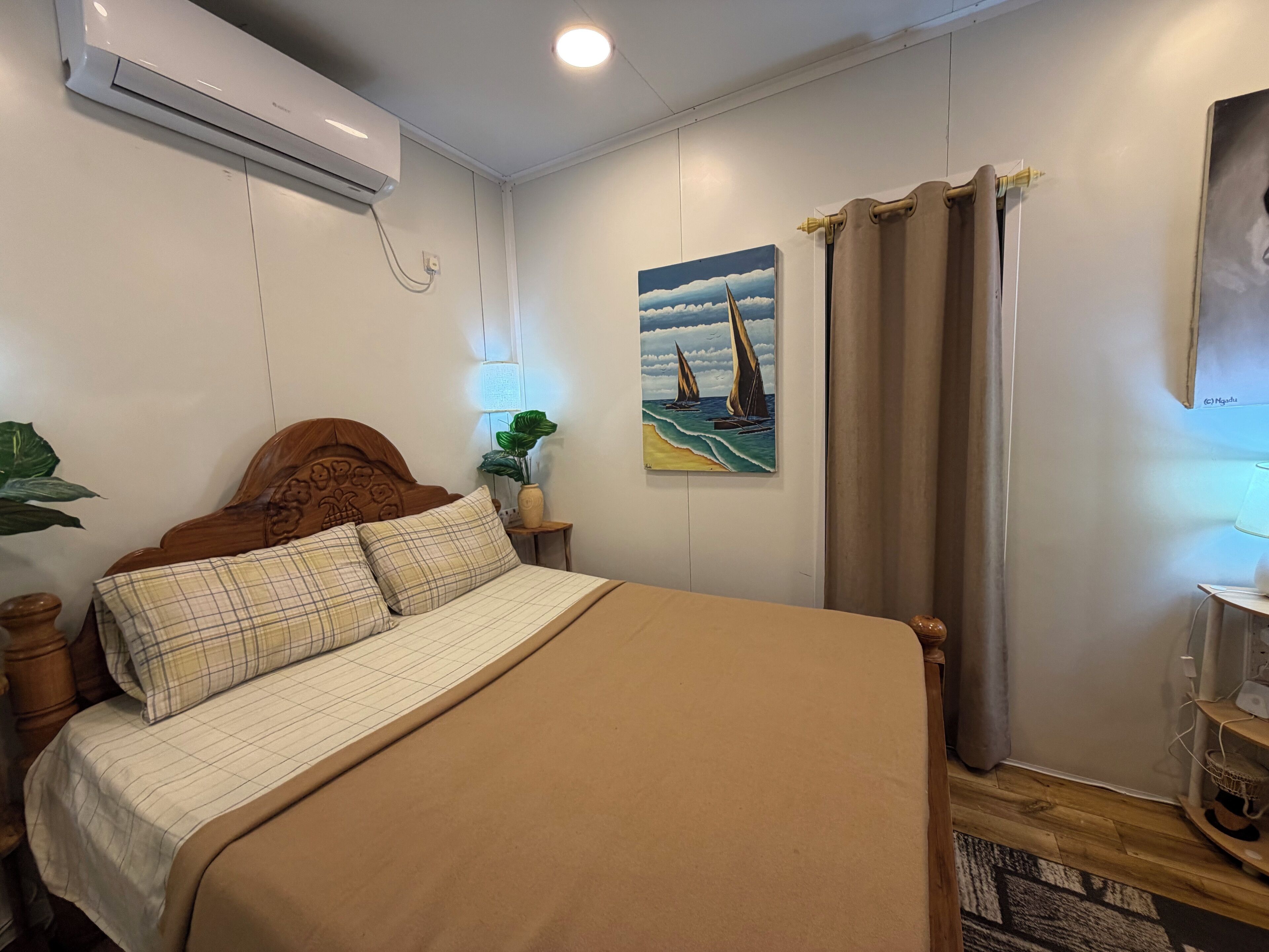 1 habitación, decoración personalizada, muebles diferentes y escritorio 