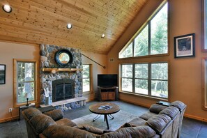 Cabin, nhiều giường, lò sưởi | Khu phòng khách | TV, lò sưởi 