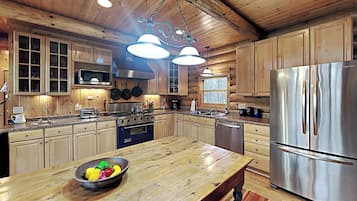 Cabin, Multiple Beds, Balcony | Private kitchen | Fridge, microwave, oven, stovetop