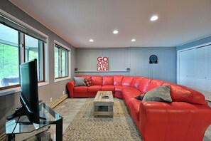 Cabaña, varias camas, cocina | Área de sala de estar | Televisión 