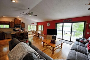 Cabaña, varias camas, cocina | Área de sala de estar | Televisión 