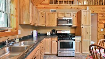 Cabin, Multiple Beds, Kitchen | Private kitchen | Fridge, microwave, stovetop, coffee/tea maker
