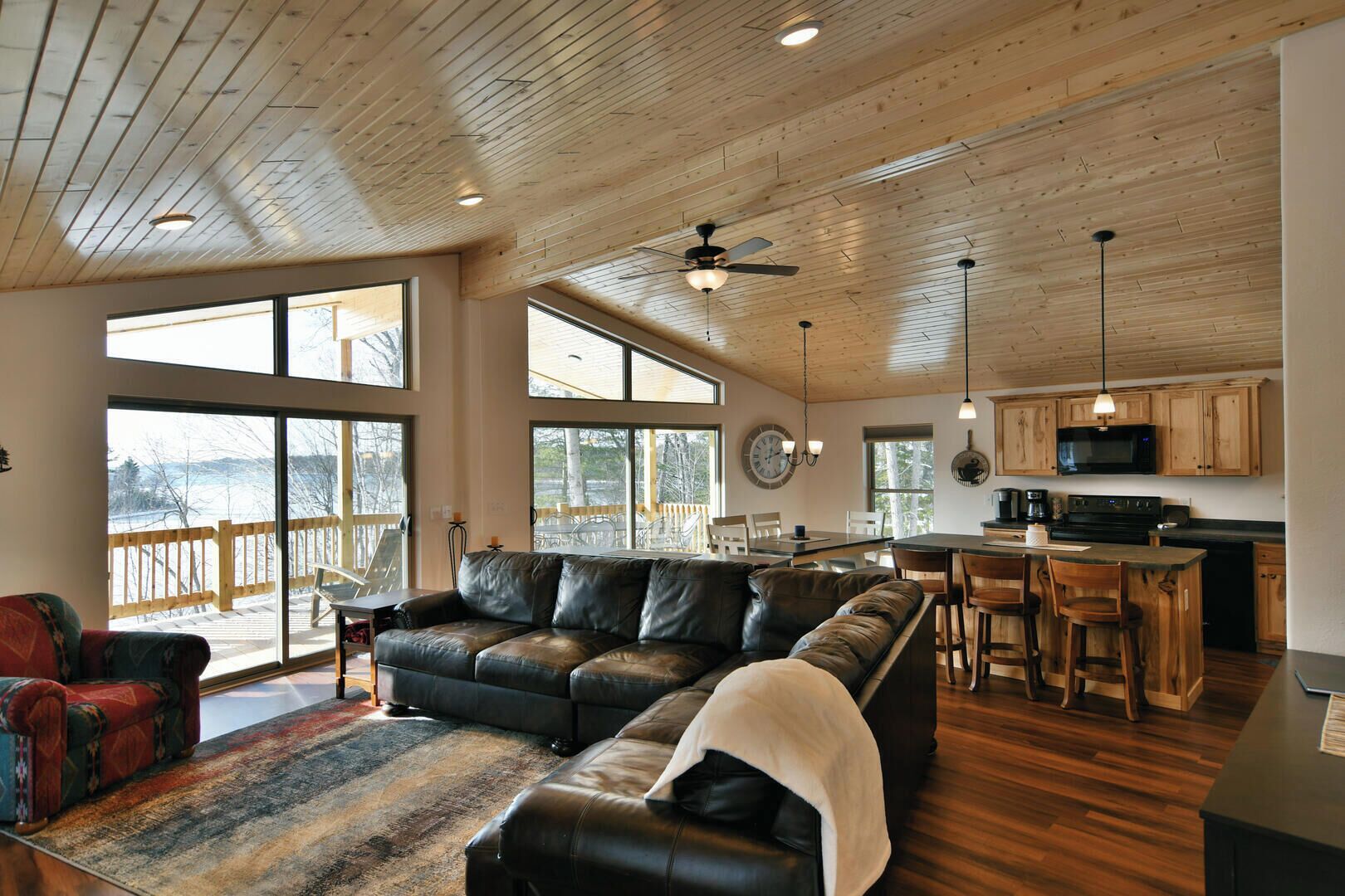 小屋, 多张床, 厨房 | 起居区 | 电视