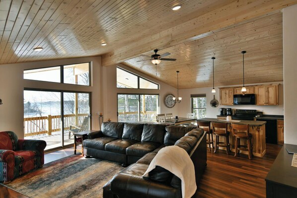 小屋, 多張床, 廚房 | 起居區 | 電視