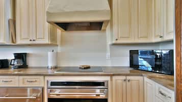 Cabin, Multiple Beds, Kitchen | Private kitchen | Fridge, microwave, oven, stovetop