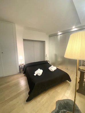 1 bedroom, iron/ironing board, travel crib, free WiFi - Edo's House  (Cagliari)